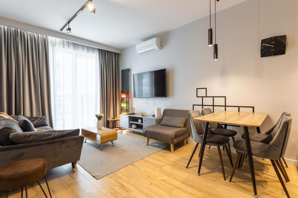 - Great Location- Two Bedrooms Apartment- Stays- Sienna Street Warschau